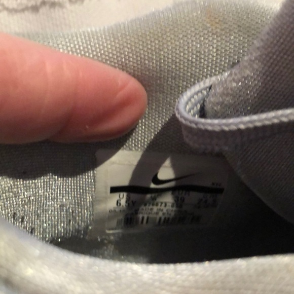 Boys Nike Kylie 2’s   Gently used youth size 6.5 - Picture 4 of 6